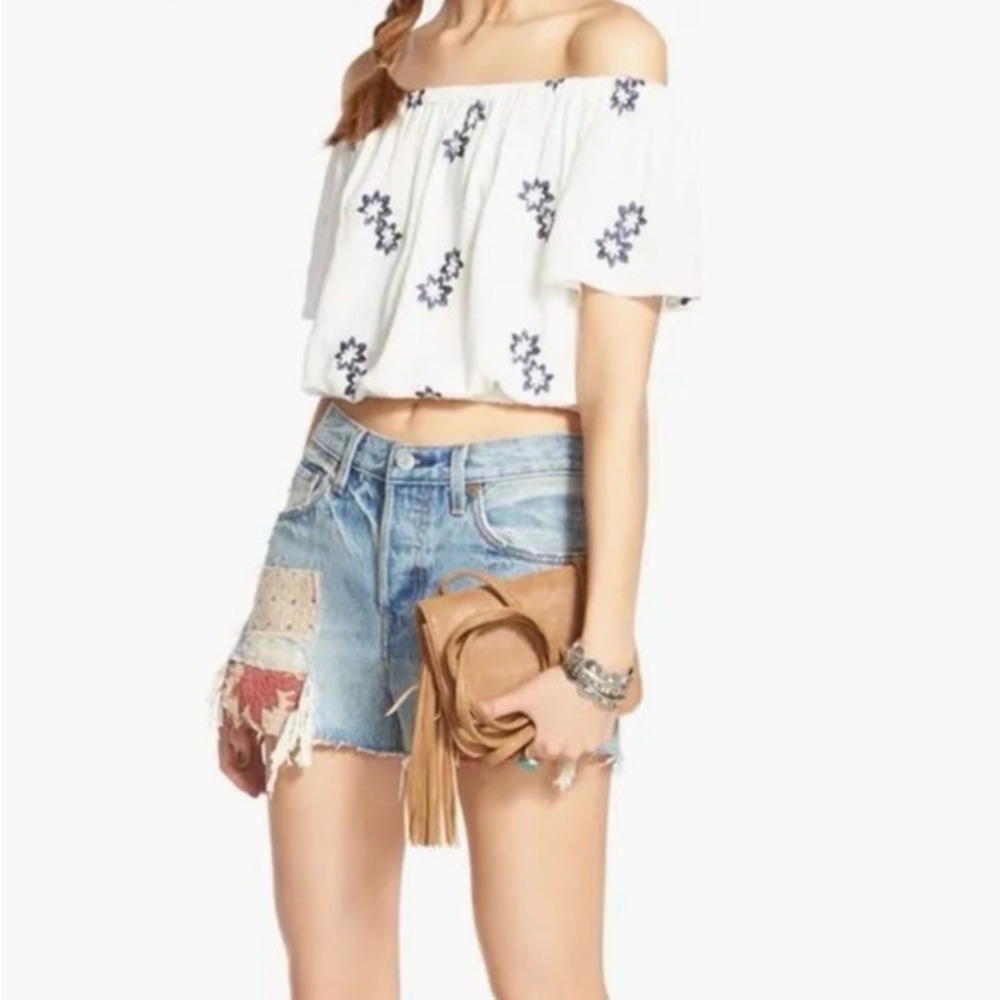 ASTR the Label Off White Blue Floral Embroidered‎ Off-the-Shoulder Crop Top - L